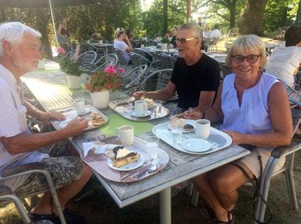 Övrdådiga bakvrk avnjuts i slottsmiljö.