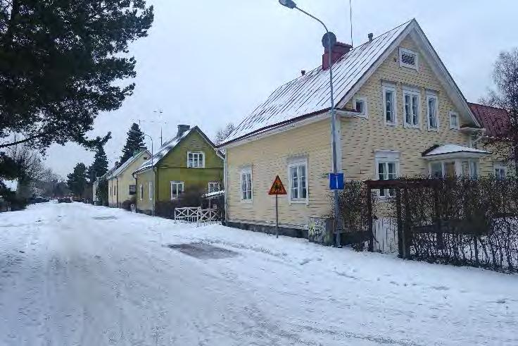 Mittemot gatorna finns egnahemshus i två våningar med sadeltak. Husen på den östra sidan är från 1930-talet och husen på den södra sidan är från 1940-talet.