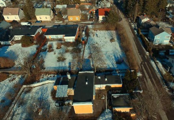 Båda gatorna är smala. Norr om kvarteret leder Mannerheimgatan och Wittenbergsgatan ligger snett söder om området. Dessa är de viktigaste vägarna från området till centrum och Östermalm. 3.1.