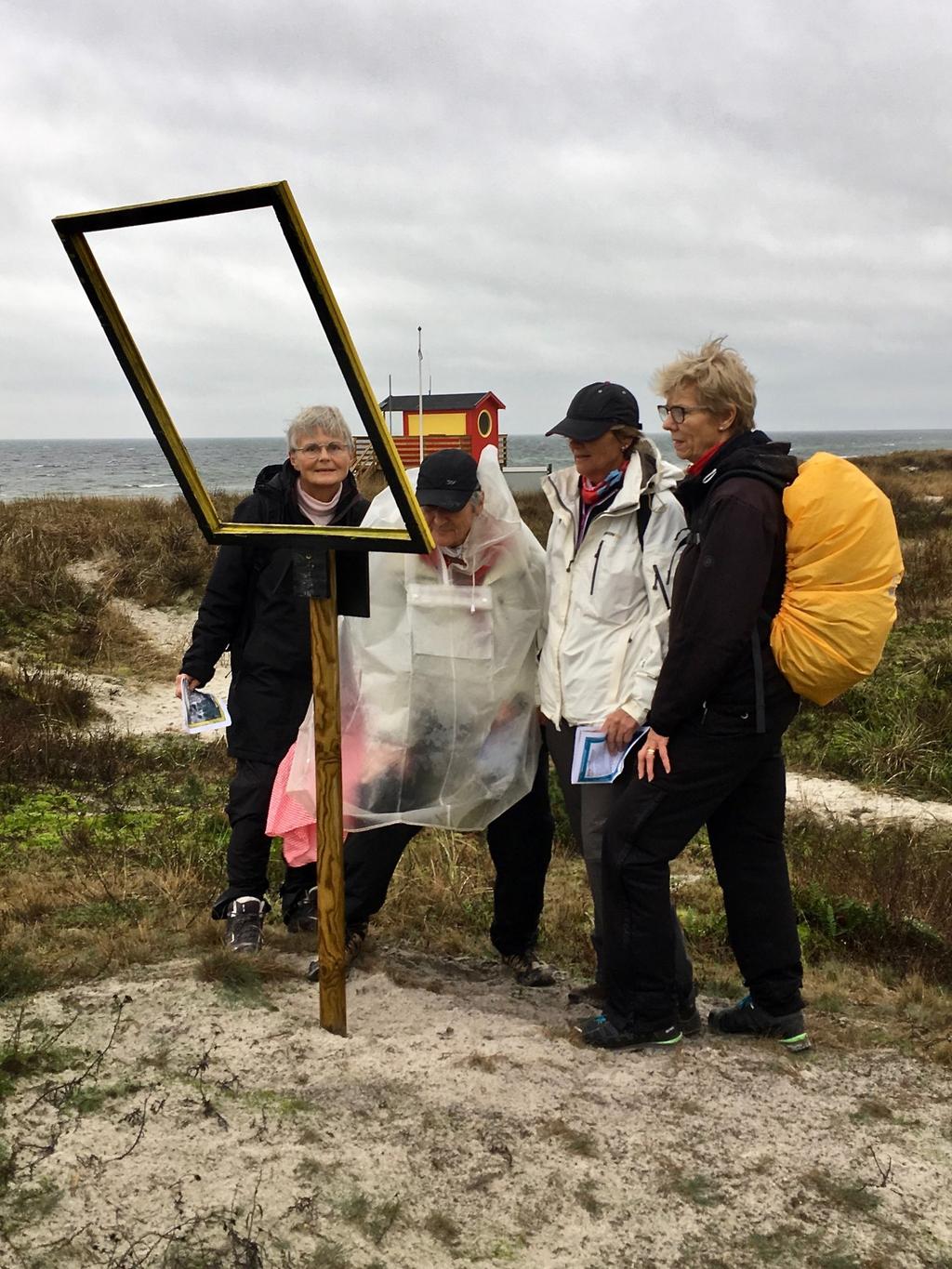 Vi tog alltså bussen till Strandbaden i Falsterbo och började vandringen västerut. De kulörta ramarna fanns kvar, om än något skamfilade. De utgör en trevlig sysselsättning för både barn och vuxna.