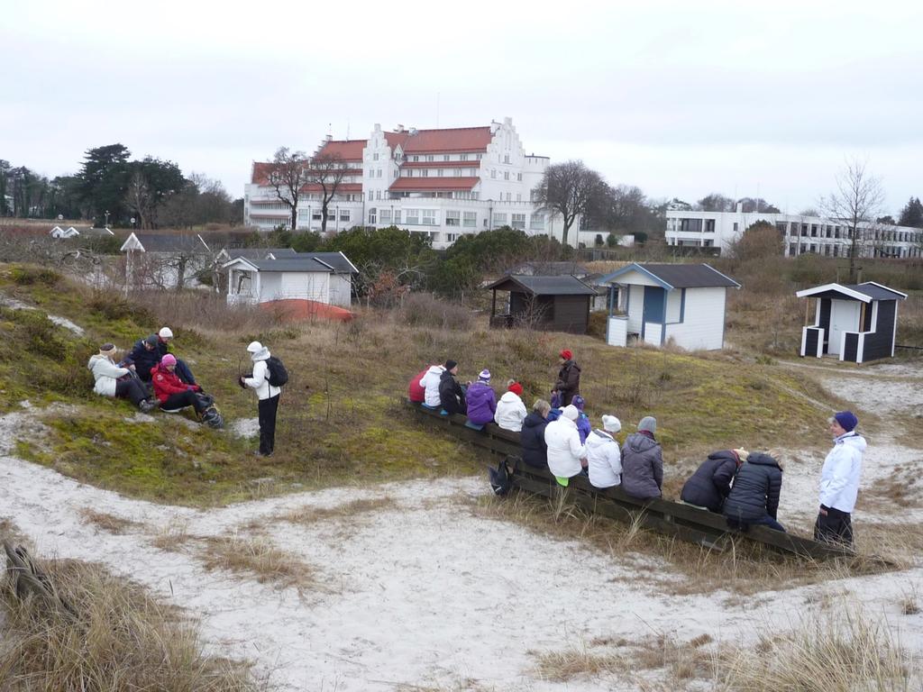 Vi drog oss upp därifrån när vi närmade oss badhytterna framför Falsterbohus lägenhetshotell