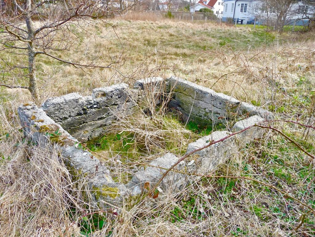 Ruindelar lär fortfarande finnas kvar, åtminstone inuti gräskullarna. Kapellet var cirka 14x8 meter.