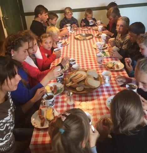 Mat till barnen i Söndagsskolan, mat till barnen i den vanliga skolan. Fattiga barnfamiljer har inte pengar till maten, då hjälper vi till med vad vi kan. Medicin, sjukhuskostnader för ett barn.
