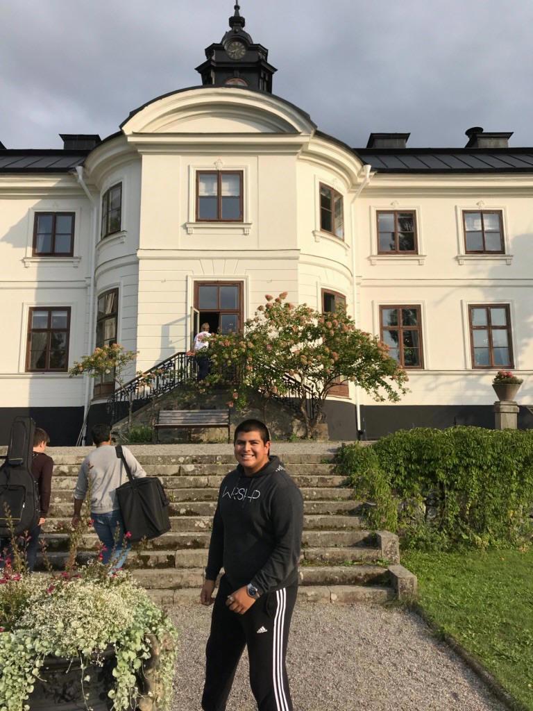 Praktiken kommer Antonio ha i sin hemmaförsamling i Elimkyrkan Eskilstuna under ledning av församlingens föreståndare och pastor Joel Backman och ungdoms- och musikpastor Erik Lindberg.