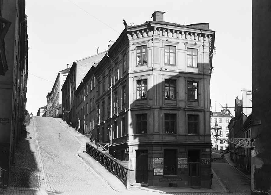 FASTIGHETEN VID HÖRNET AV BRÄNNKYRKAGATAN OCH BASTUGATAN. BILD FRÅN ÅR 1909.(E30102) Fotangeln 1 består av tre stenhus från 1800-talets andra hälft.