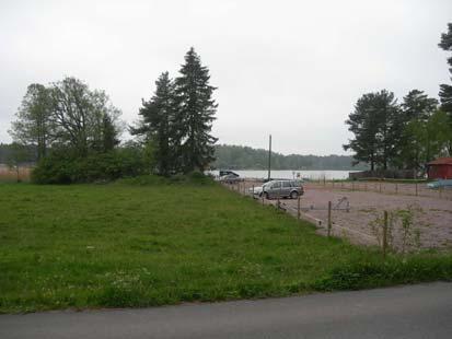 7 Del av bebyggelsen sett från västra hamnen. Bebyggelse angränsande till betesmark.