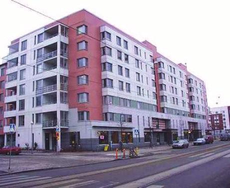 Kanalen omges av en park och längst inne i Gräsviken finns den nya stadsdelens viktigaste torg; Gräsvikstorget.