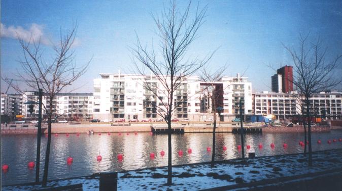 Inom området finns det möjlighet för de boende att träffas och umgås i ett antal gemensamhetslokaler då alla bostadskvarteren innehåller egna klubbrum och andra faciliteter.
