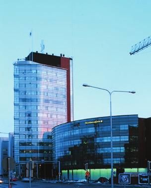 Kommersiell service återfinns också främst i närheten av metrostationen och i Gräsvikens köpcentrum (se B1).