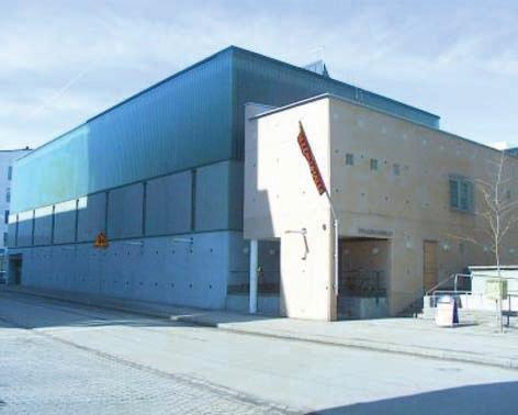 Byggnaden innehåller t ex konstnärsateljéer, verkstäder, småföretag, två radiostationer, tre museer, en dansteater, lokaler för idrott och ett café- restaurang.