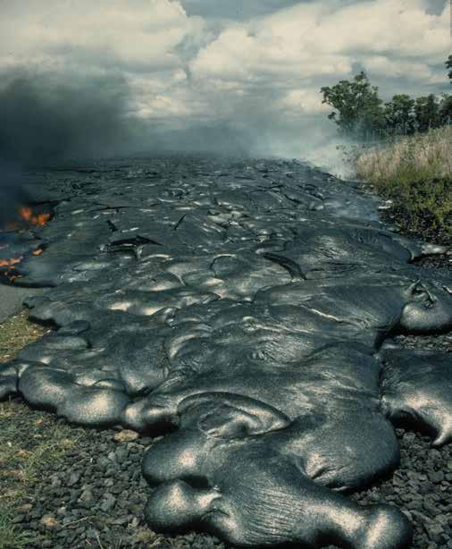 Vad är skillnaden mellan magma och lava? Magma är helt enkelt smält berg innehållande mineralkorn och gas.