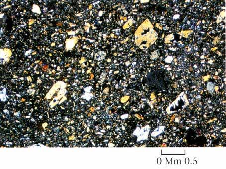 Stelnar magman först när den når markytan eller då den kommer i kontakt med vatten vid mittoceaniska ryggar kommer den att stelna snabbt och mineralkorn hunner inte växa till innan lavan