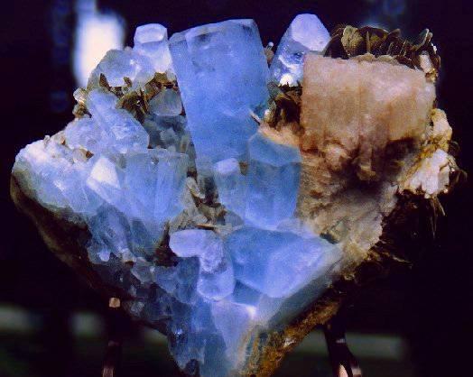 Vad är ett mineral? Ett mineral är ett fast oorganiskt ämne som förekommer i naturen och är definierat genom sin kemiska sammansättning och kristallstruktur.