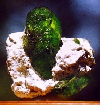 Omkring 4 000 mineral har upptäckts varav omkring 30 är vanligt förekommande på jorden och ett femtiotal är bergartsbildande.