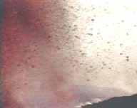 Pyroklastiskt material Ur vulkanerna kommer inte bara lava utan också pyroklastiskt material. Pyroklast betyder eldfragment. Pyroklastiskt material erupteras bara ur explosiva vulkaner.