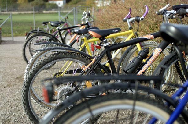 2. Cykel- och mopedhjälmsanvändning. Vi har kollat hjälmanvändningen vid grundskolor och cykelstråk i alla kommuner i Gävleborg och Jämtland. 3. Hastighet i tätort.