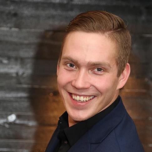 Jonas Dahlgren Suppleant i förbundsstyrelsen för en tid av 1 år Namn, ålder, familjebild, varifrån Jonas Dahlgren, 30 år, 2 systrar, 2 bröder, 1 fästmö 1 hund, Umeå Yrkesbakgrund Varierande arbete