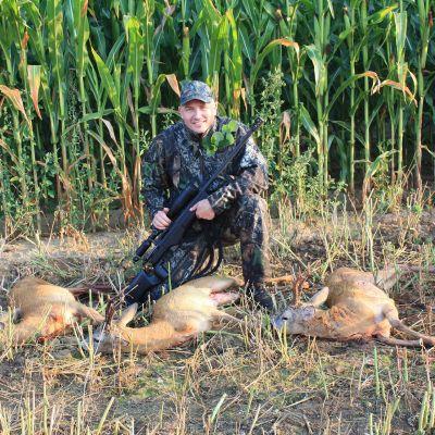 förväg. Det finns plats för upp till 4 jägare åt gången. Drevjakterna genomförs med 8-12 jägare.