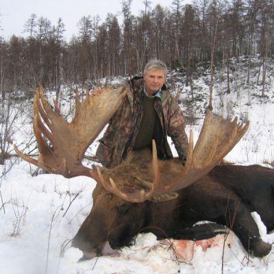 I september sker jakten på älg i de jaktområde som ligger i centrala Kamchatka, från hästryggen. Tillsammans med sin guide, rider man ut i det stora, orörda landskapet.
