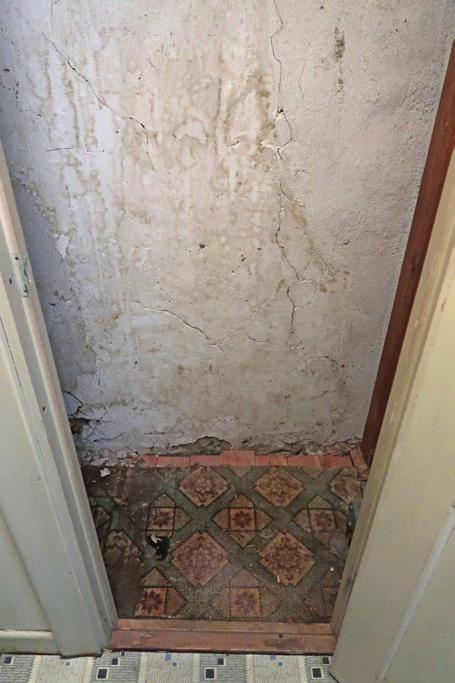 Flyttning av städutrymme i huvudbyggnadens bottenvåning Tillstånd före renovering Det befintliga lilla rum som skulle byggas om till städutrymme med utslagsback låg i anslutning till en hall öster om