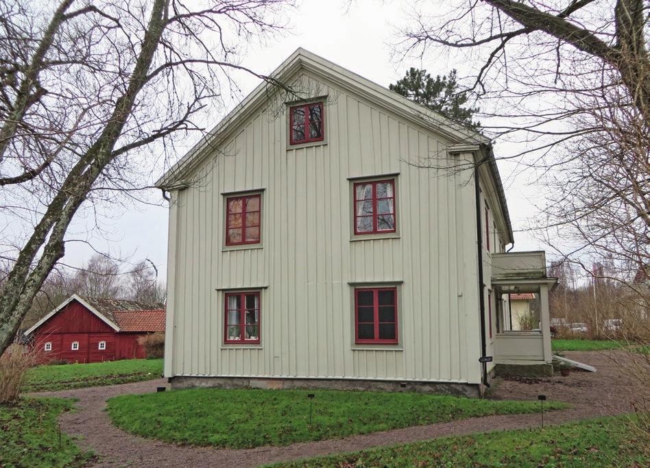 Ny utrymningsväg från huvudbyggnadens andra våning Montering av utrymningstrappa Tillstånd före renovering Från byggnadens andra våning fanns endast en utrymningsväg, via den gamla invändiga trappan