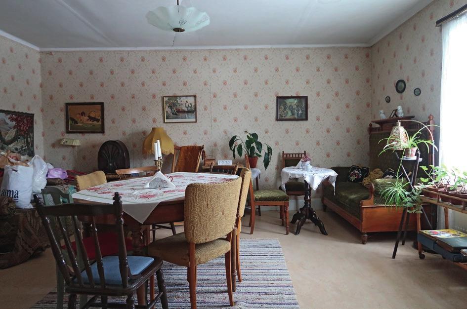 Ombyggnad av befintligt blindfönster till fönsterdörr Tillstånd före renovering Det aktuella fönstret mot öster från andra våningens rum i sydost var sedan lång tid tillbaka igensatt från insidan.
