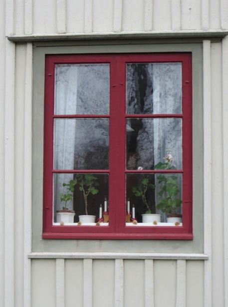 Komplettering av befintligt fönster med brandklassat glas Tillstånd före renovering Det aktuella fönstret mot öster i bottenvåningens sydöstra hörnrum hade samma utformning och konstruktion som