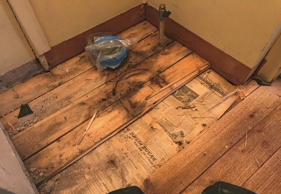 Mellan golvets två skikt av spontade