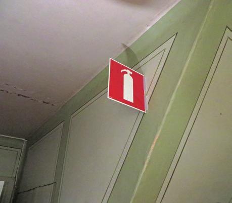 Utrymningsskyltar saknades. Vidtagna åtgärder Den gamla brandsläckaren med tillhörande skyltar togs ner.