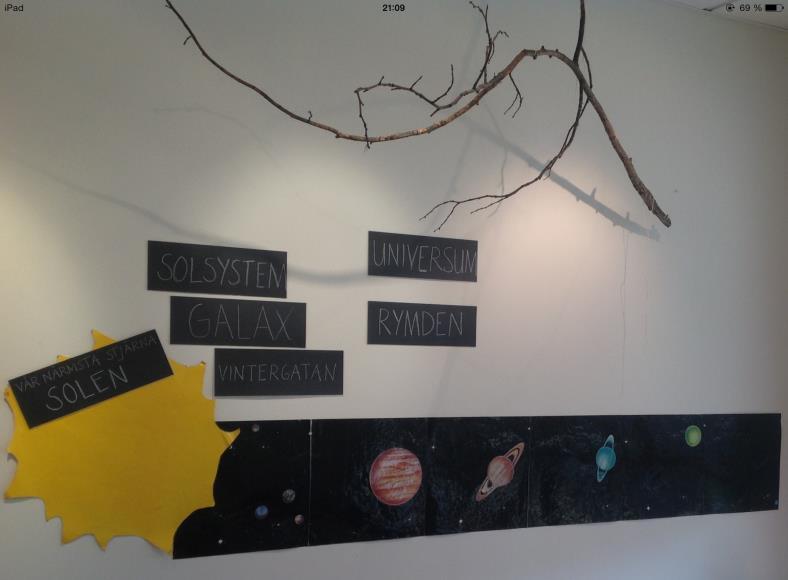 Rymden Vi bor på planeten jorden. Jorden roterar ett varv runt sin egen axel på ett dygn, ett dygn =en dag+en natt. Jorden roterar även ett varv runt solen på ett år.