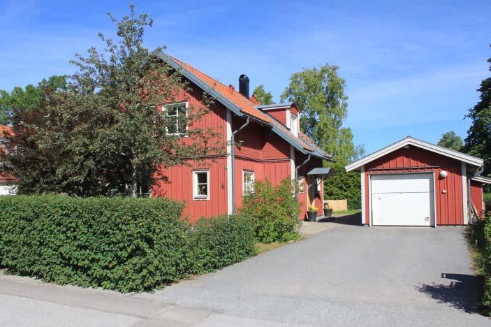 Bebyggelse och gestaltning Inom planområdet finns det 18 stycken friliggande enfamiljsvillor i två plan, till varje villa finns det ett tillhörande garage.