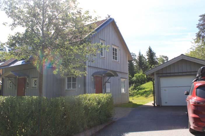 Byggnadernas färgsättning varierar mellan rött, grått och gult. Byggnaderna är även enhetligt placerade, både i förhållande till varandra och till gaturummet.
