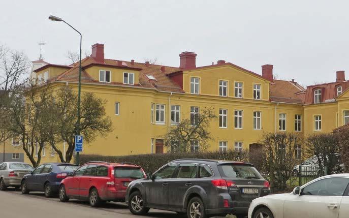 Gårdshuset är uppfört i ett så kallat halvhus med en hög brandmur mot grannfastigheten i väster och rum som vetter mot innergården.
