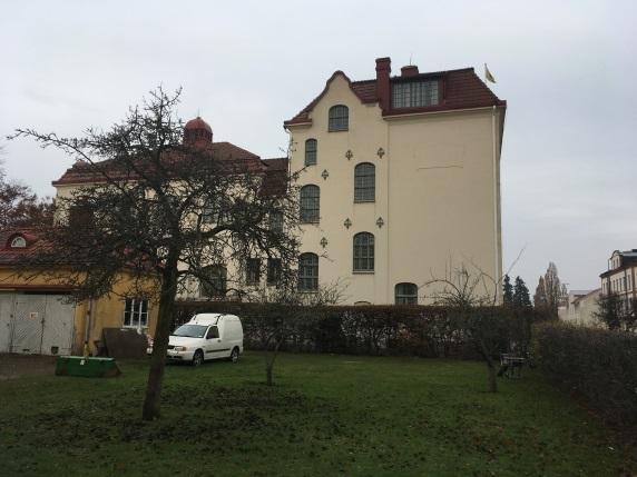 Inga kända verksamheter har funnits inom planområdet som gör att marken misstänks vara förorenad. Natur Innergården är till viss del planterad med gräs och har tre fruktträd.
