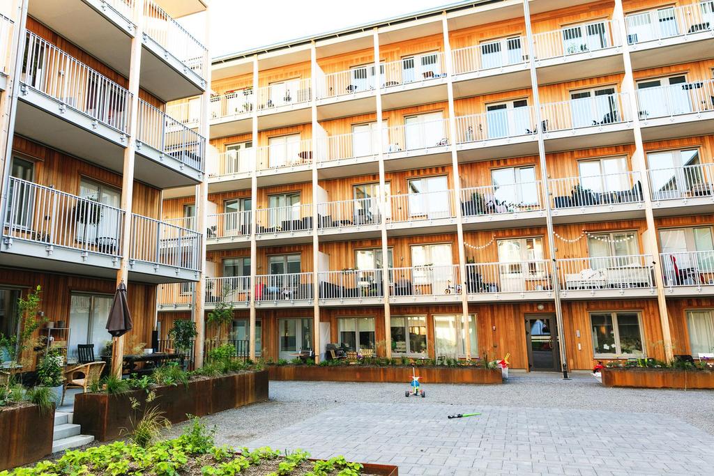 Den industriella byggmetoden med volymelement av trä ger mycket hög precision och kort tid på plats vilket minskar kostnaderna. Nätt takfot Exempel på motsvarande detaljer som de som ingår i typhuset.