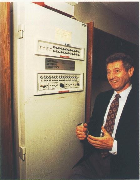 Första versionen av ARPAnet Fyra Interactive Message Processors (IMP) på fyra universitet ) som fungerade som vägväljare.