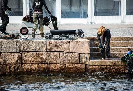 Detta gör vi för att skräpet inte hör hemma på bottnen och för att förbipasserande ska få se hur det ser ut på