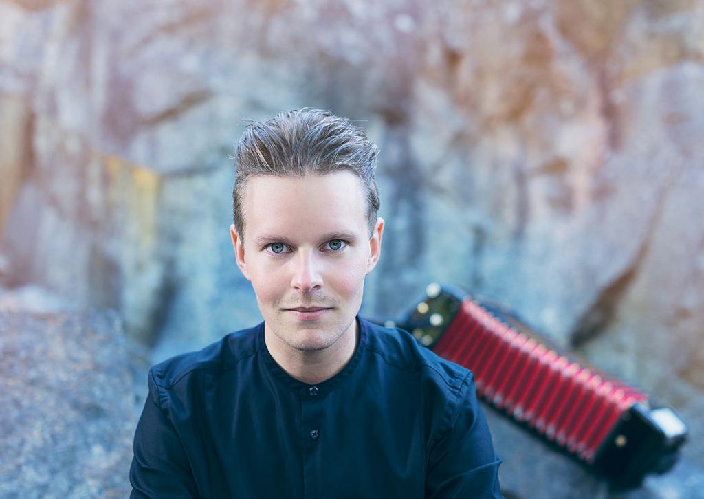 unika mix av modern folkmusik med influenser från pop och rock. Mellan låtarna berättar Symbio om låtarna och de känslor som musiken berör.