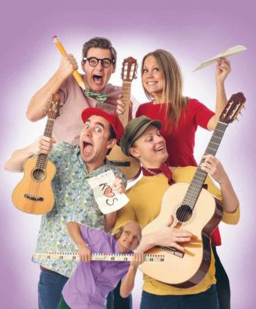 Årskurs 2 och 3 Klasskamrater Musikföreställning med sånger av Per Dunsö Gänget bakom succén Ur-Kul är tillbaka med en ny fartfylld, minnesrik och nästan läxfri musikföreställning!