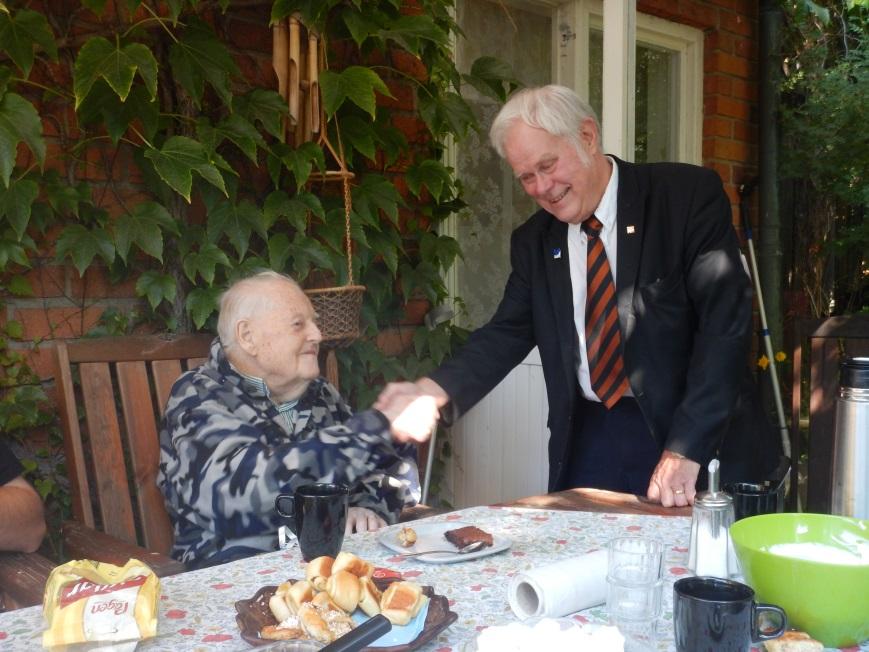 Hedersmedlem Sture Hegland 100 År Islandssamlarna uppvaktade Sture Hegland den 23 Augusti på hans 100-årsdag ( den inföll 12 Augusti).