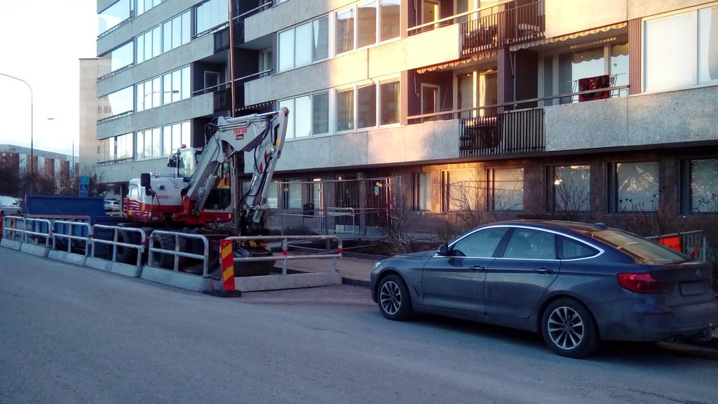 grävning för fyra underjordiska sopbehållare.