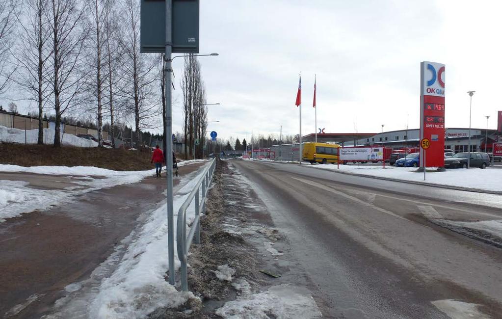 I höjd med planområdet är vägen 13 meter bred med två körfält och vägren på båda sidor. Kils kommun är väghållare.