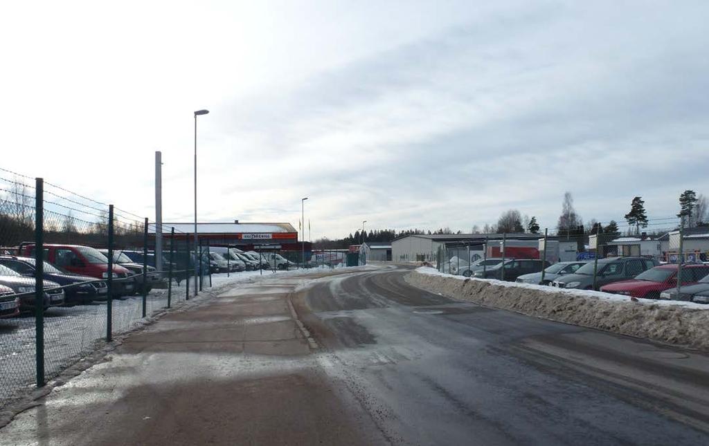 Årstidsvägen med gång- och cykelbana till vänster i bild Den nya vägen får en 8 meter bred körbana vilken tillsammans medvägslänter inryms inom väganvändningsområdet.