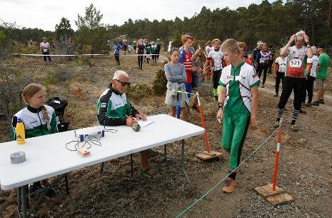 en hoper pigga funktionärer varav någon eller några lägger
