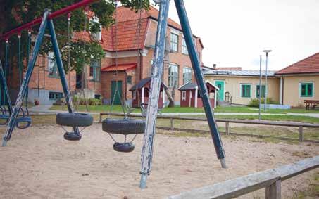 Det är viktigt att eleverna utvecklar social kompetens och samarbetsförmåga så att respekt och arbetsro råder. Sanda skola har en fantastisk skolgård med stora möjligheter till olika uteaktiviteter.