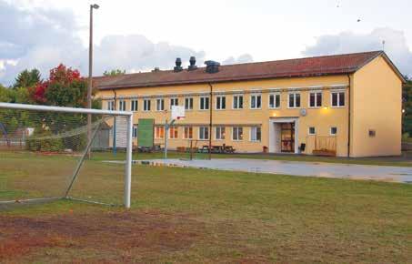 Närhet till idrottsplats och fina naturområden används för natur- och miljöstudier. Moderna språk och hemkunskap läses under årskurs 6 på Högbyskolan. Garda skola har ett eget tillagningskök.