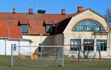 Skolan har en bra skolgård som ger goda förutsättningar för utevistelse. Solklintsskolan har egen drama sal, musiksal, idrottshall och slöjdsal. Skolan har ett eget tillagningskök.