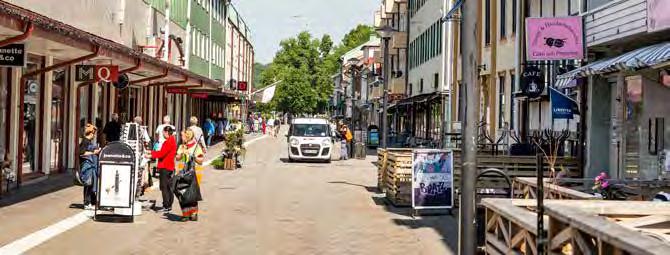 Du har nära till den nya handelsplatsen Kongahälla Center och till Kungälvs gamla centrum är det bara en kilometer.