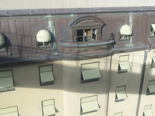 Koppar De två största källorna till koppar i dagvatten från urban miljö är trafik och byggnadsmaterial av koppar, som exempelvis i koppartak och kopparfasader (figur 3.5) (Davis et al.