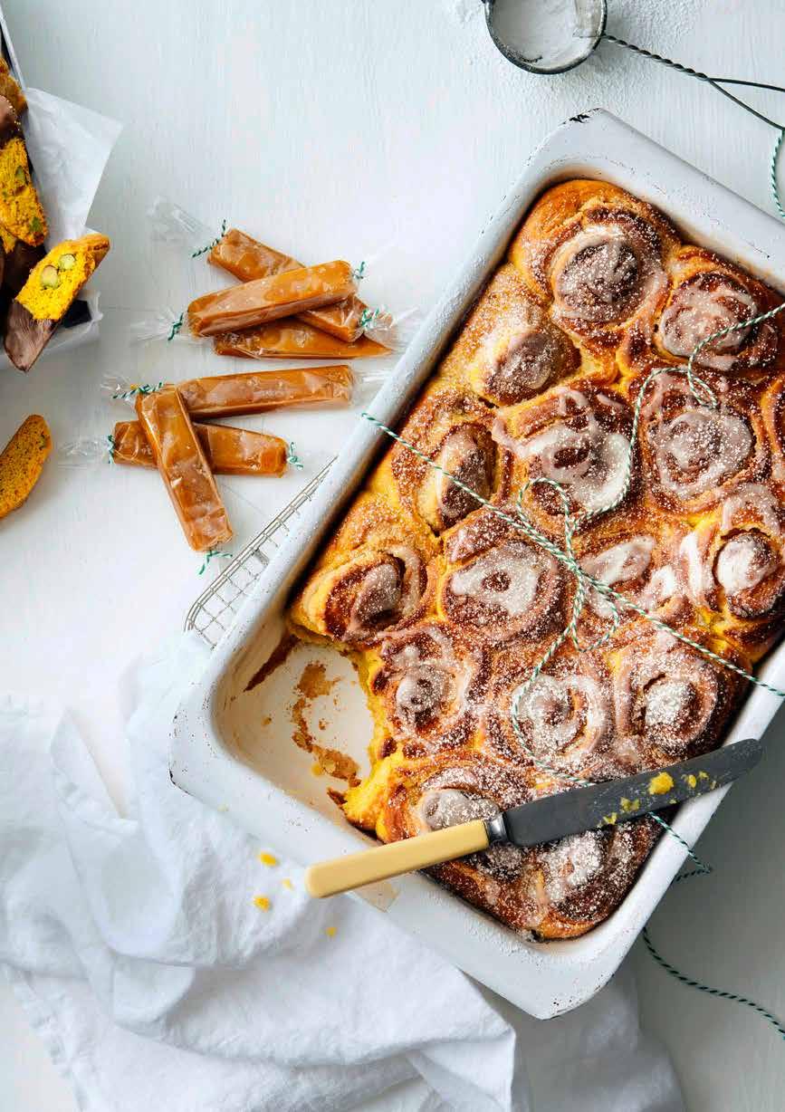 BAKA LITEN 14 STICKY BUNS MED SAFFRAN 1 FORM Saffransdeg: ½ pkt jäst 50 g Arla Svenskt Smör 2 ½ dl Arla mjölk 125 g Arla Köket Kesella kvarg 1 pkt saffran à 0,5 g 1 ½ dl ljust muscovadosocker ½ tsk